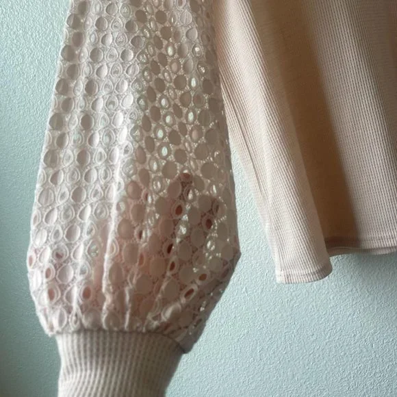 Blush top with lace sleeves - Picture 4 of 6